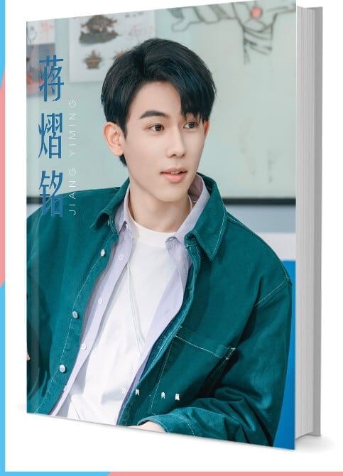 中国俳優『蒋??ジャン・イーミン』写真集1冊 A4ポスター4枚 しおり4枚 LOMOカード10枚