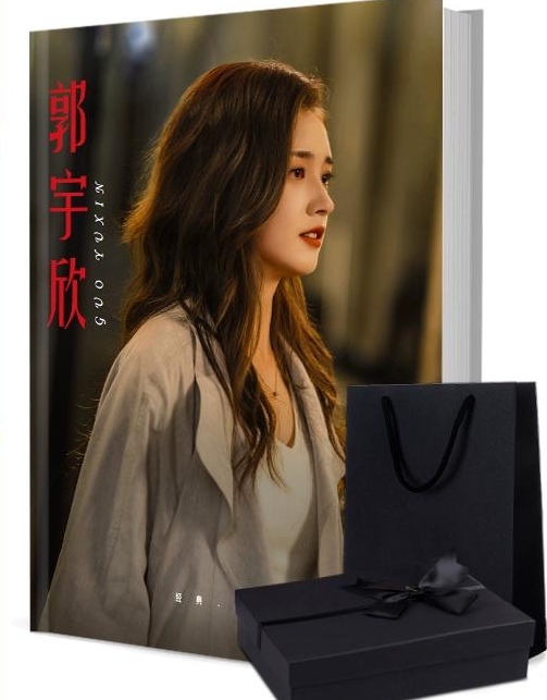 郭宇欣写真集1冊 A4ポスター4枚 しおり4枚 LOMOカード10枚