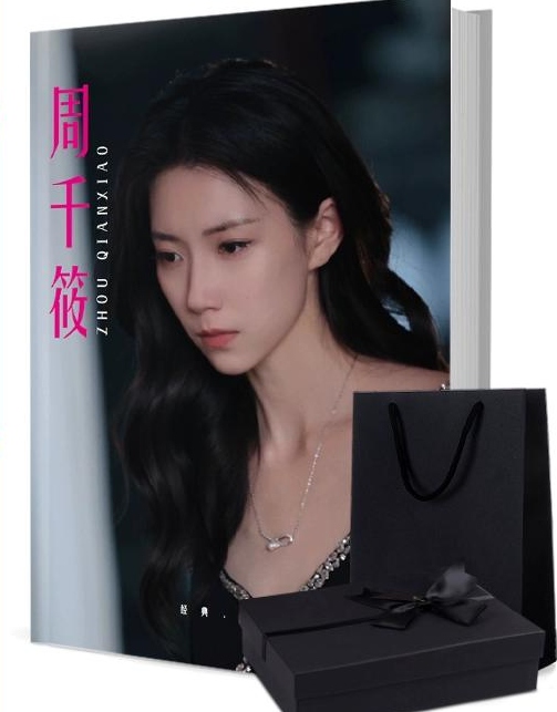 周千筱（ジョウ・チエンシャオ） 写真集1冊 A4ポスター4枚 しおり4枚 LOMOカード10枚