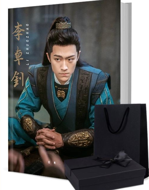 李卓鑷/李卓钊リー・チュオチャオ 写真集1冊 A4ポスター4枚 しおり4枚 LOMOカード10枚