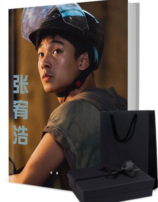 張宥浩チャン・ヨウハオ 写真集1冊 A4ポスター4枚 しおり4枚 LOMOカード10枚