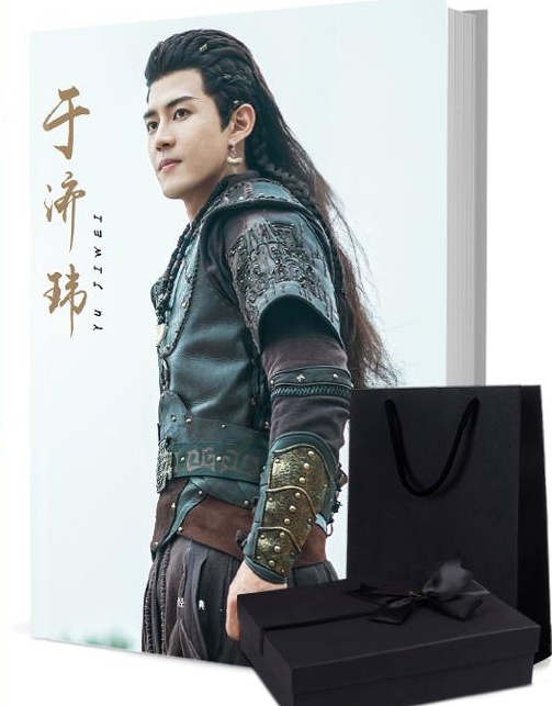 ユイ・ジーウェイ（于济玮） 写真集1冊 A4ポスター4枚 しおり4枚 LOMOカード10枚