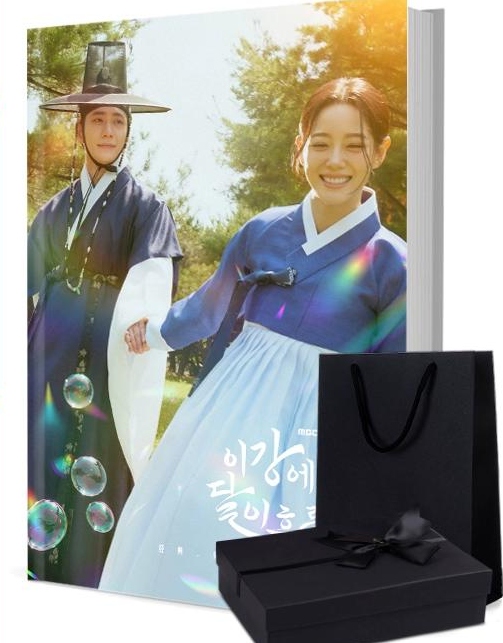 この川には月が流れる 写真集1冊 A4ポスター4枚 しおり4枚 LOMOカード10枚