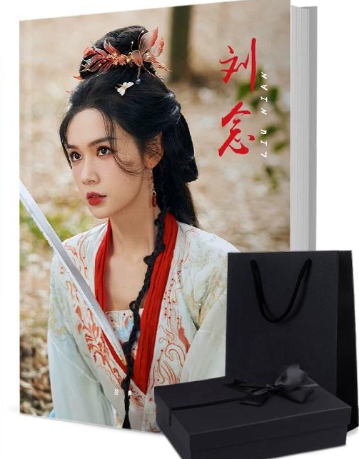 刘念 写真集1冊 A4ポスター4枚 しおり4枚 LOMOカード10枚