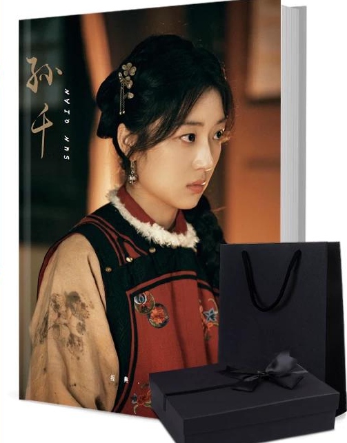 スン・チエン(孫千) 写真集1冊 A4ポスター4枚 しおり4枚 LOMOカード10枚