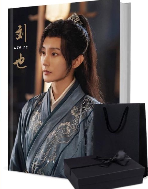 リウ・イェ（劉也） 写真集1冊 A4ポスター4枚 しおり4枚 LOMOカード10枚